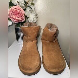 Ugg size 8, color chestnut.